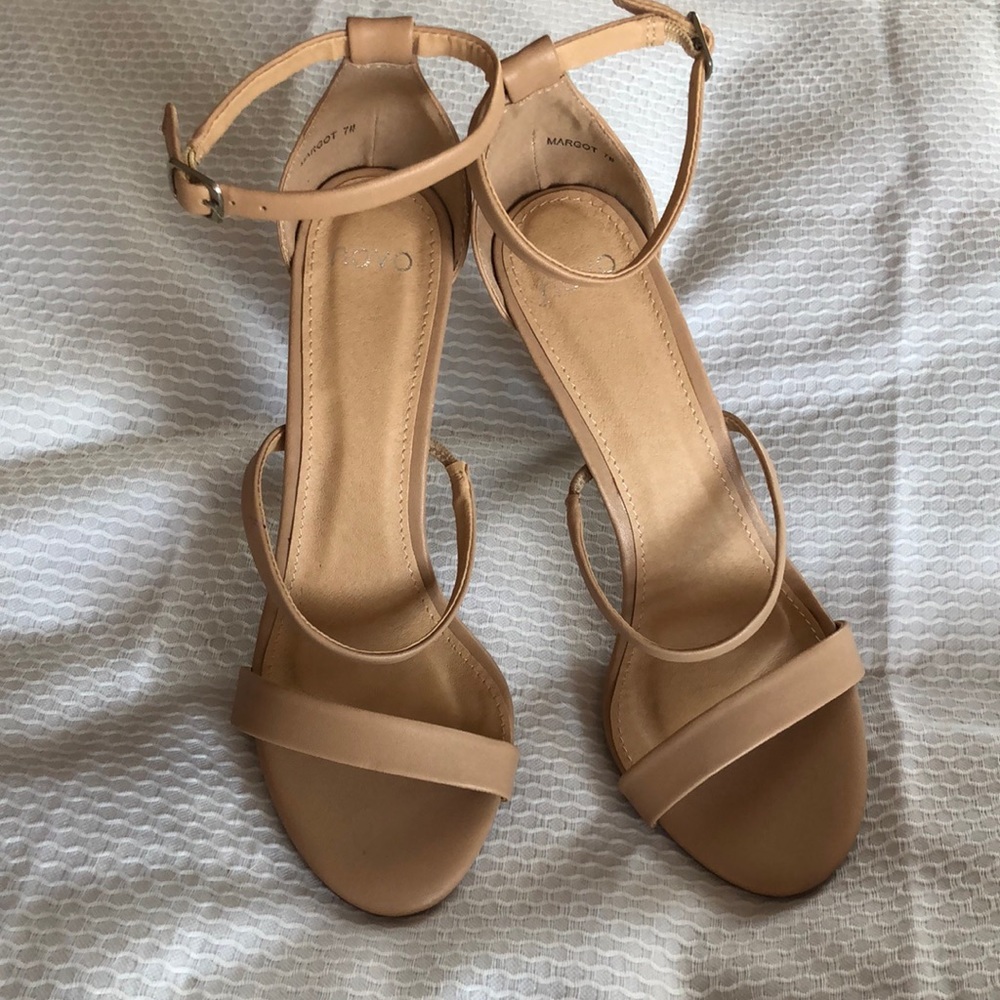 Novo 4” heels color cream size 7 never worn.
